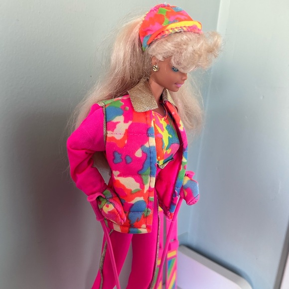 Ski Fun Barbie - Picture 2 of 6